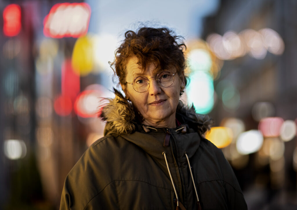 Bild på Cecilia Soler som står i stadsmiljö med en ganska tjock jacka. 