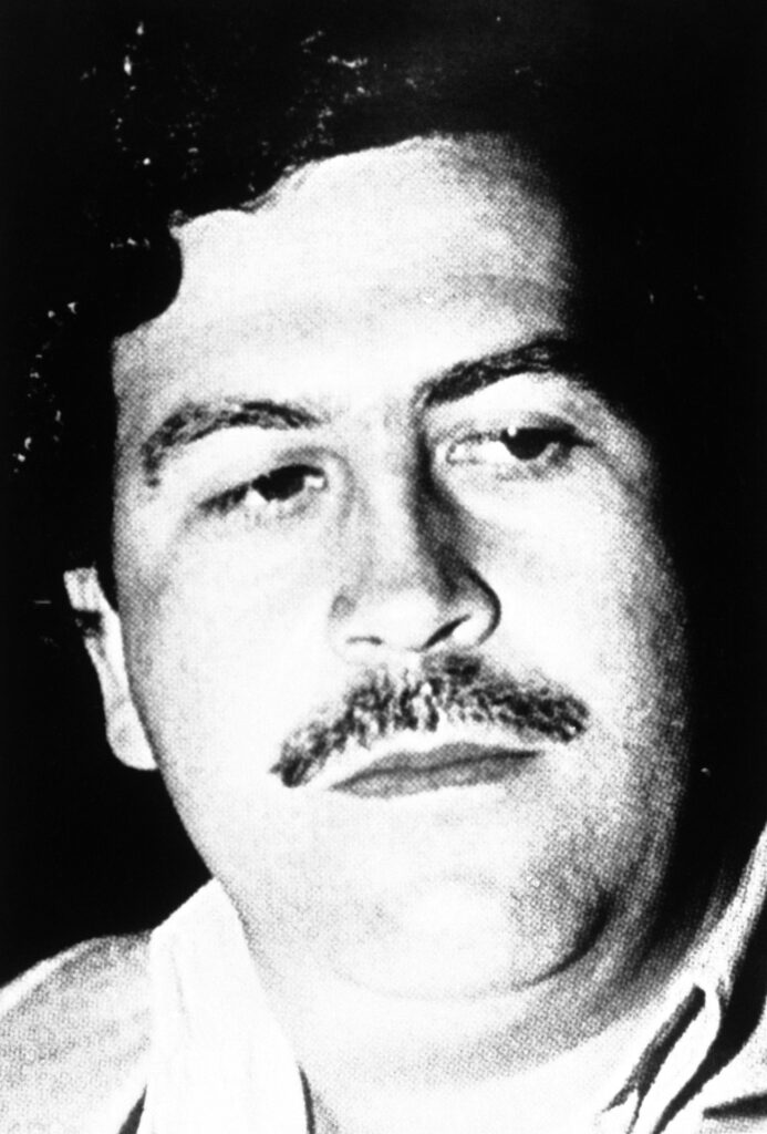 Gammal svartvit bild på Pablo Escobar.