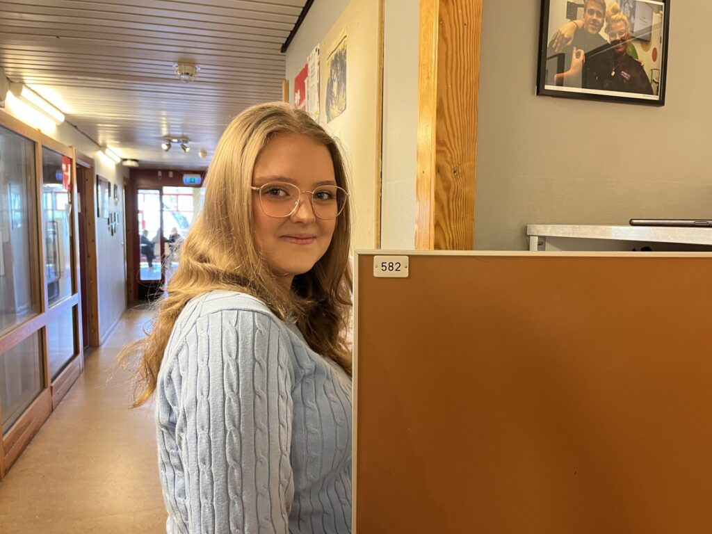 Ella Hylander vid sitt skåp i skolan.