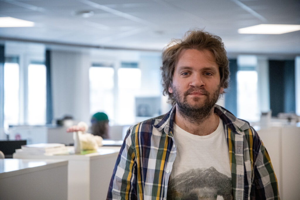 Alexander Piauger med ekonomiredaktionens kontorslandskap i bakgrunden.